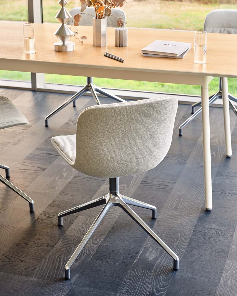 Eleganter Drehstuhl Baltic 2 Soft Duo in Schwarz, mit stilvollem Aluminiumgestell und ergonomischem Design für optimalen Sitzkomfort.