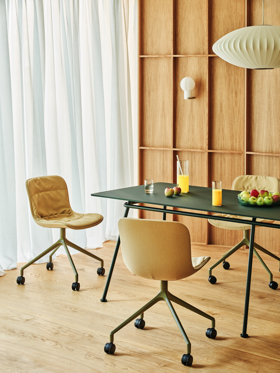 Eleganter Baltic 2 Soft Duo BLK5P13 Drehstuhl in Schwarz, präsentiert auf hellem Hintergrund, betont modernes Design und komfortable Sitzfläche.