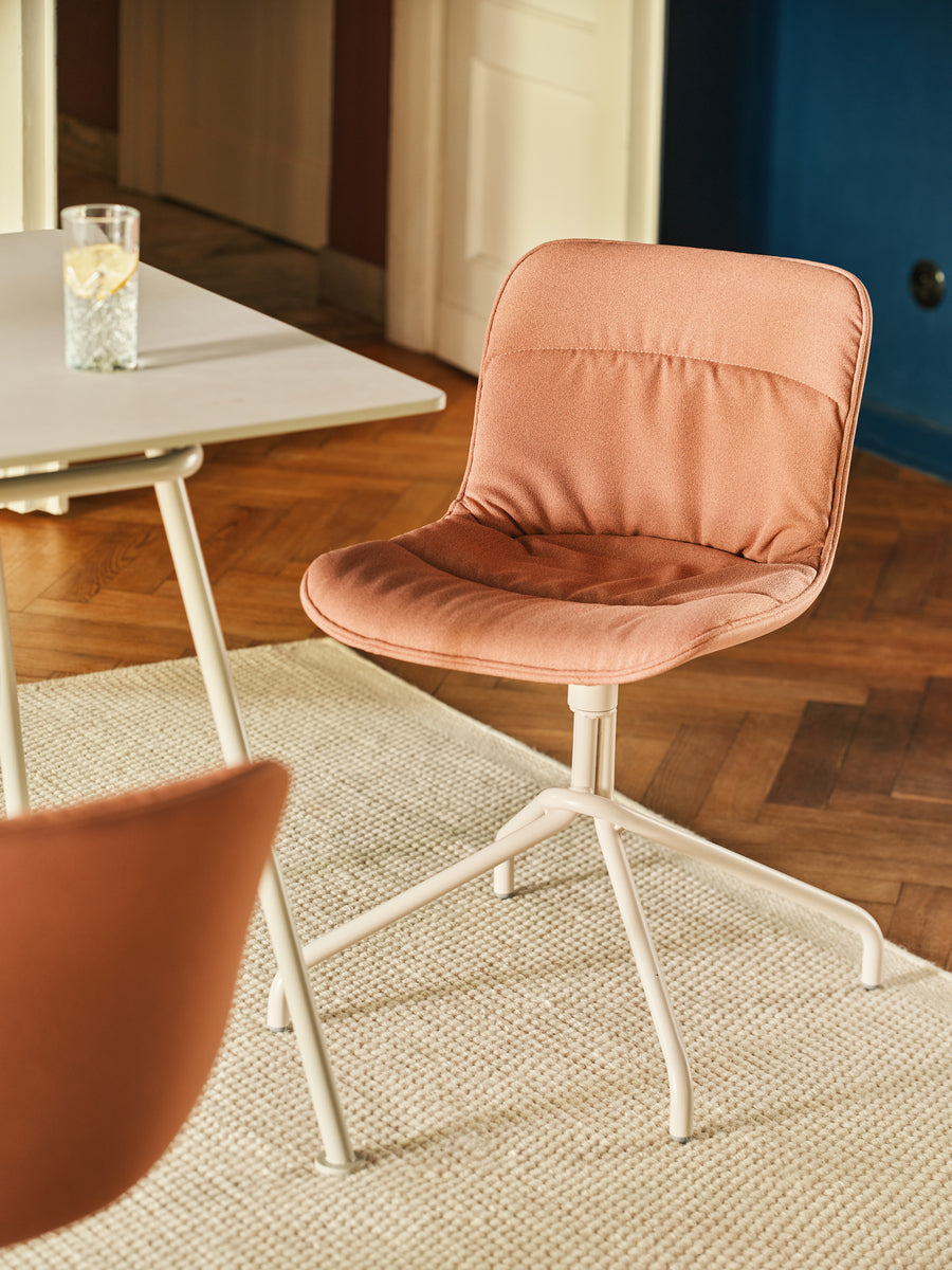 Stylischer Drehstuhl Baltic 2 Soft Duo BLK5P13 in Schwarz, ideal für Büros, bietet ergonomische Unterstützung und ansprechende Ästhetik.