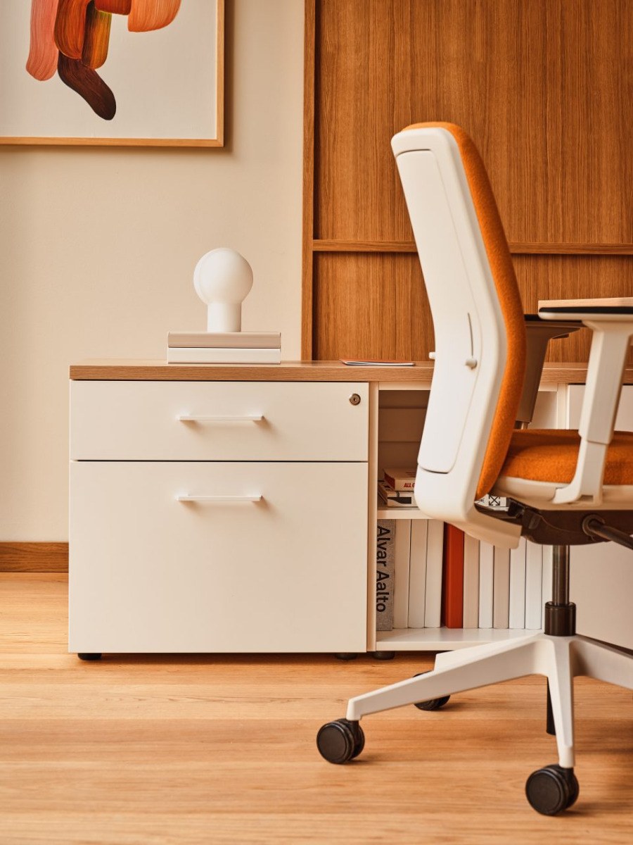 Schreibtisch Ogi W von Mdd in Honigeiche mit Eschenholz-Gestell, Metalldetails und angebautem Managerschrank mit Schublade und Fachboden
