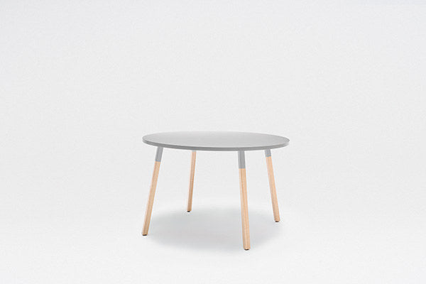 Kaffeetisch Ogi W von Mdd mit quadratischer Melaminplatte in Weiss Pastell, Metallgestell in Weiss Halbmatt und Holzbeinen aus Naturesche.