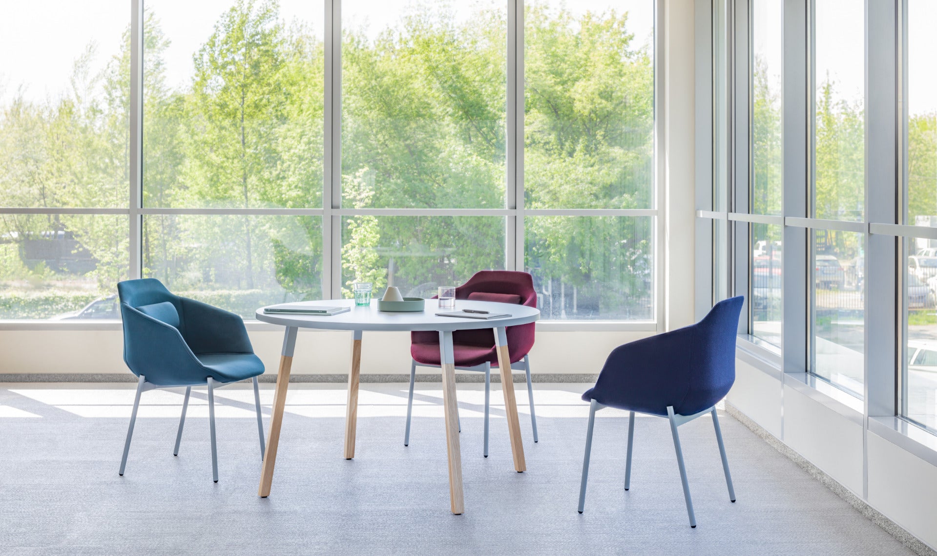 Eleganter Kaffeetisch Ogi W PLD80 mit stabilen Holzbeinen und einer geschmackvollen runden Glasoberfläche, perfekt für jedes moderne Zuhause.