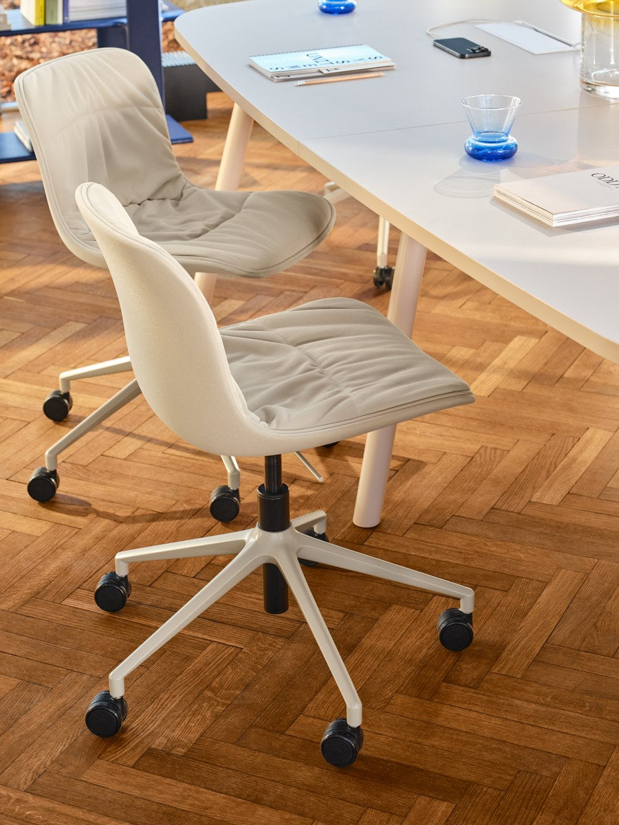 Bürostuhl Baltic 2 Soft Duo von Mdd mit anthrazitfarbenem gepolstertem Sitz, gefälteltem Kissen und höhenverstellbarem Aluminium-Fussgestell.
