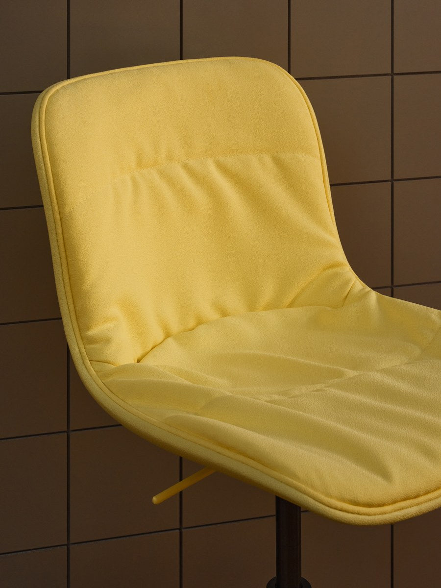 Bürostuhl Baltic 2 Soft Duo von Mdd mit anthrazitfarbenem gepolstertem Sitz, gefälteltem Kissen und höhenverstellbarem Aluminium-Fussgestell.