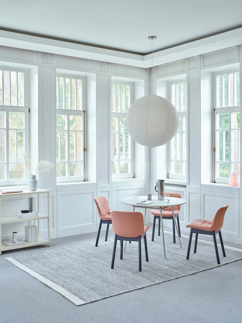 Stuhl Baltic 2 Soft Duo von Mdd mit gepolstertem Sitz, drapiertem Kissen und vier Holzfüssen aus Buchenholz in Dunkelgrau.