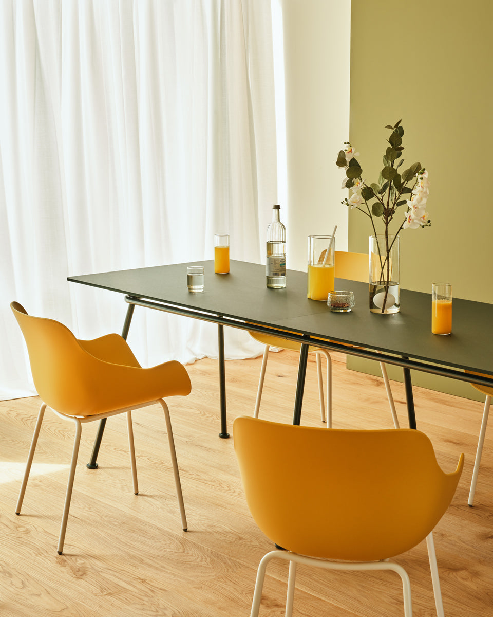 Eleganter Baltic Basic BL1P1 Stuhl mit komfortablen Armlehnen, stilvollem grauen Sitz und robustem 4-Bein-Gestell in Schwarz.