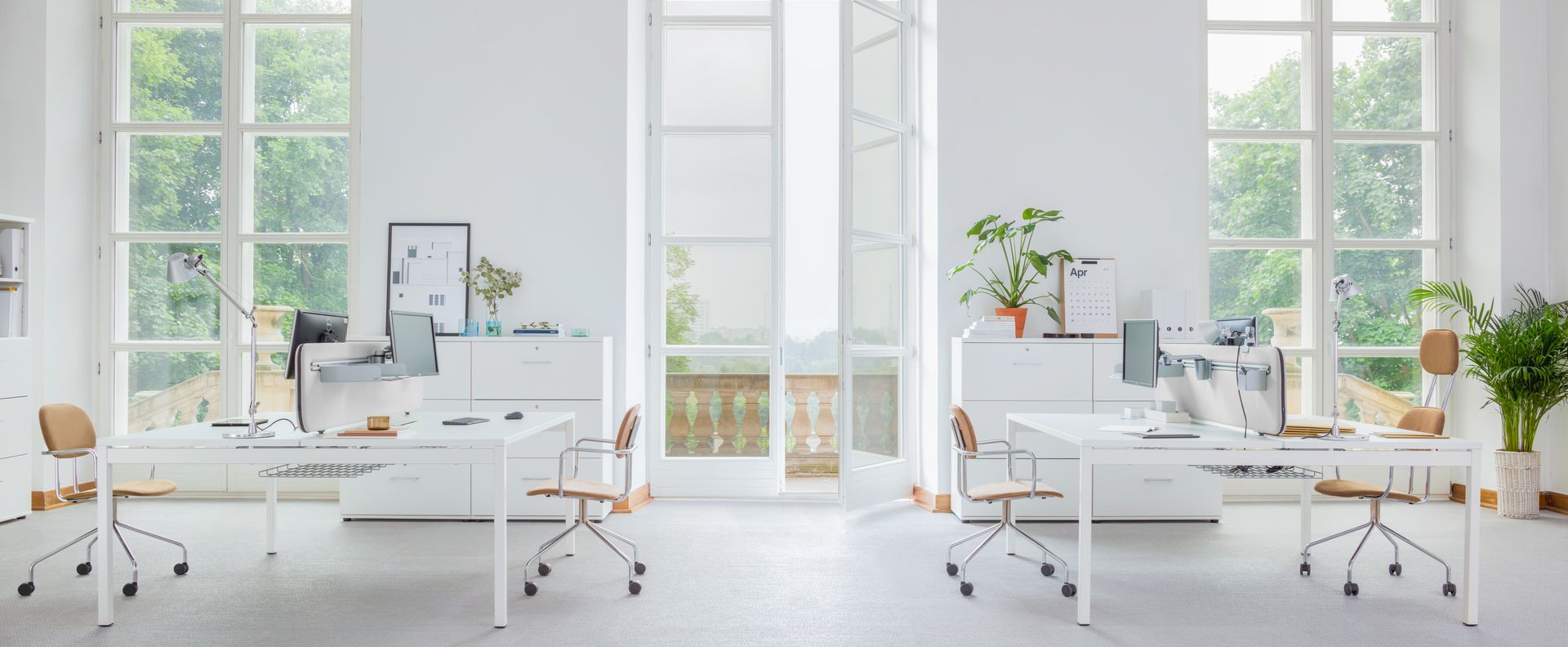 Stylischer Doppelschreibtisch Ogi Y Bench BOY33E2 von MDD, ideal für moderne Büros, mit elegantem Holzfinish und funktionalem Design.