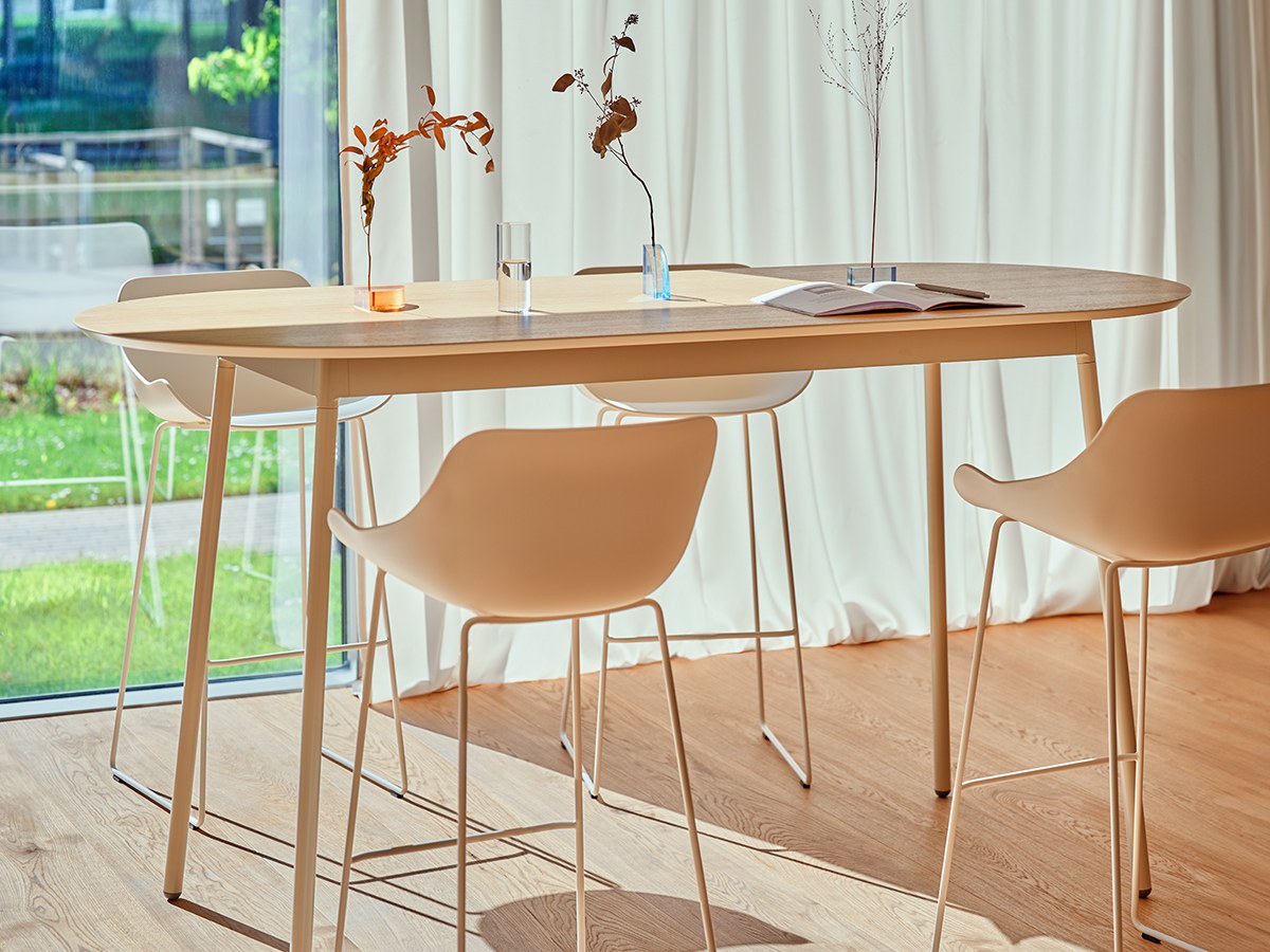 Olivgrüner Outdoor-Barstuhl Baltic Basic von Mdd mit Schalensitz aus Polypropylen und 4-Bein-Metallgestell aus pulverbeschichtetem Metall.