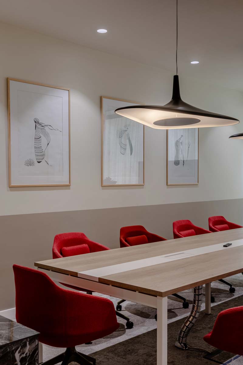Eleganter Esstisch Ogi Y SY04E2 von Mdd, ausgestattet mit einem einzigartigen Y-förmigen Gestell und hochwertiger Holzoberfläche, perfekt für moderne Wohnräume.