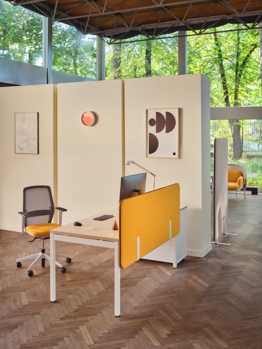 Schreibtisch Ogi Y von Mdd mit Tischplatte in Honigeiche und schwarzem Metallgestell, Profil 40x40 mm, für Büroarbeitsplätze.