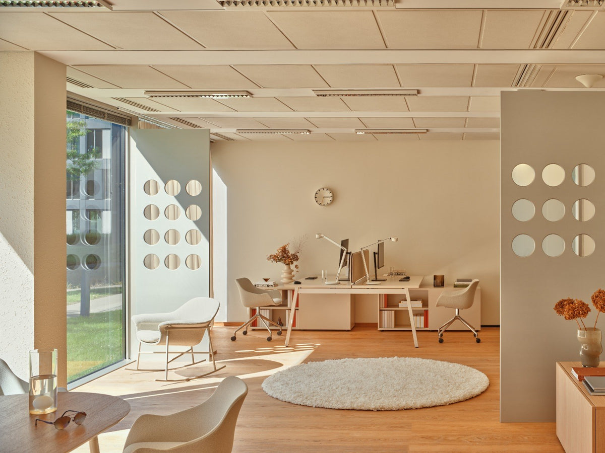 Drehstuhl Baltic Classic mit poliertem Aluminiumgestell, gepolstertem Schalensitz in Ziegelrot und integrierten Armlehnen.