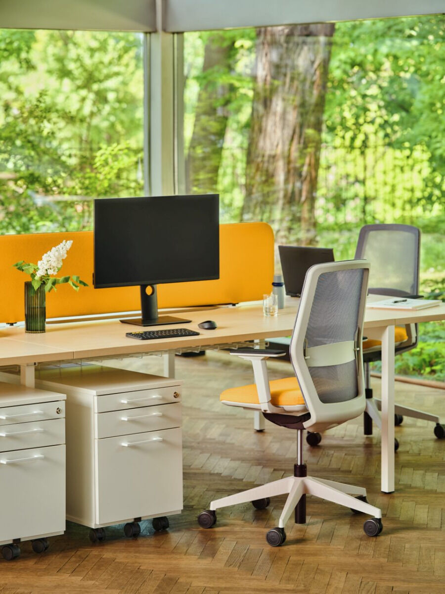 Moderner Ogi Y BOY10 Schreibtisch von Mdd, mit stilvollem Y-Gestell und schlichter, heller Tischplatte – ideal für kreative Arbeitsumgebungen.