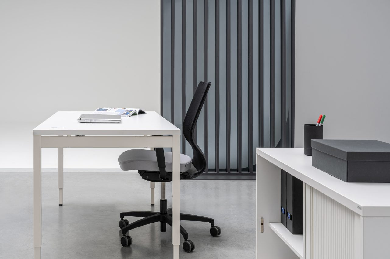 Moderner Ogi Y BOY04R Schreibtisch mit manuell einstellbarer Höhe, ideal für ergonomisches Arbeiten und stilvolle Büros.