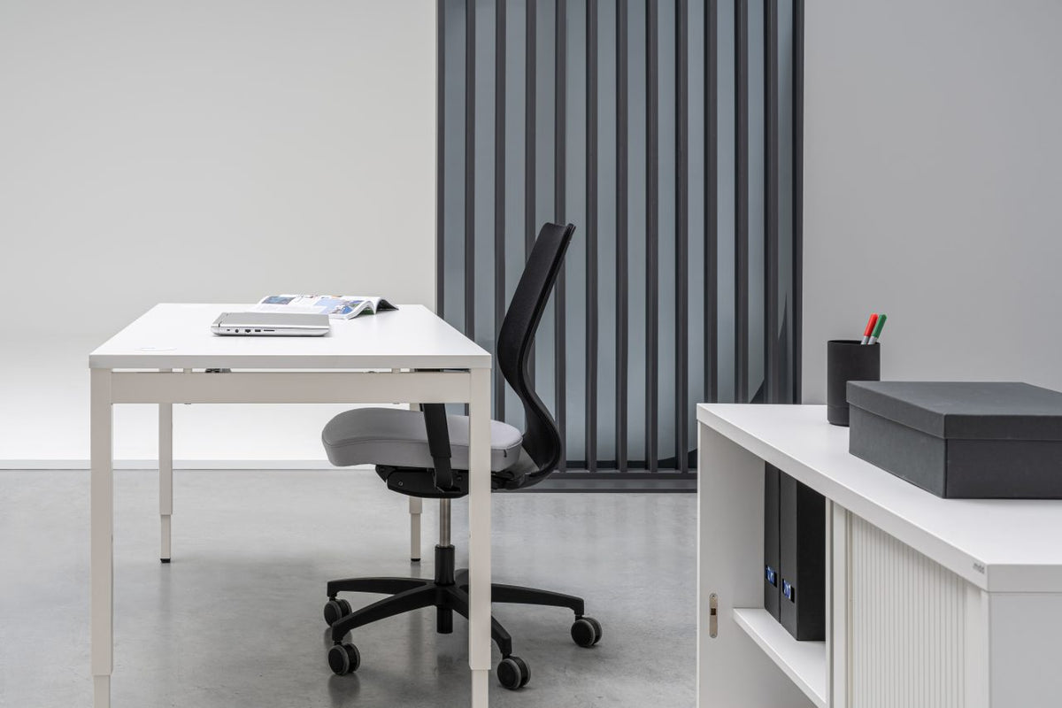 Moderner Schreibtisch Ogi Y BOY05R mit manuell einstellbarer Höhe, eleganter Holzplatte und stilvollem Y-Gestell in Schwarz, ideal für jedes Arbeitsumfeld.