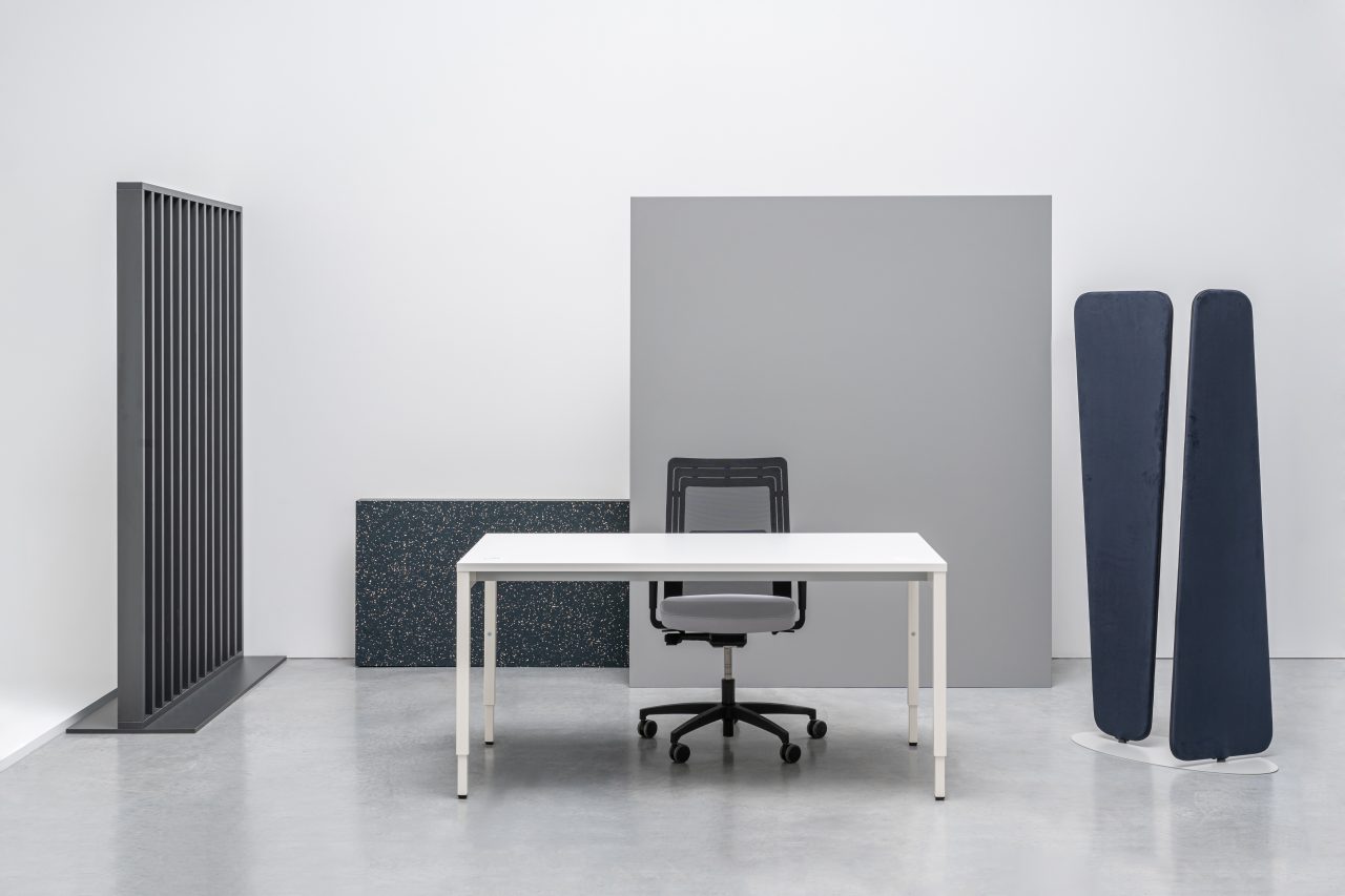 Eleganter Schreibtisch Ogi Y BOY06R von Mdd, manuell höhenverstellbar für flexibles Arbeiten und ansprechendes Büroumfeld.