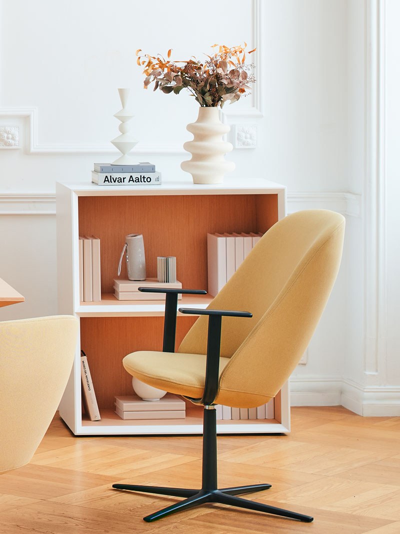 Loungesessel Paralel mit gepolsterter Sitzschale in Dunkelbeige, 4-Sternfuss-Drehgestell aus Aluminium, organische Form von Mdd