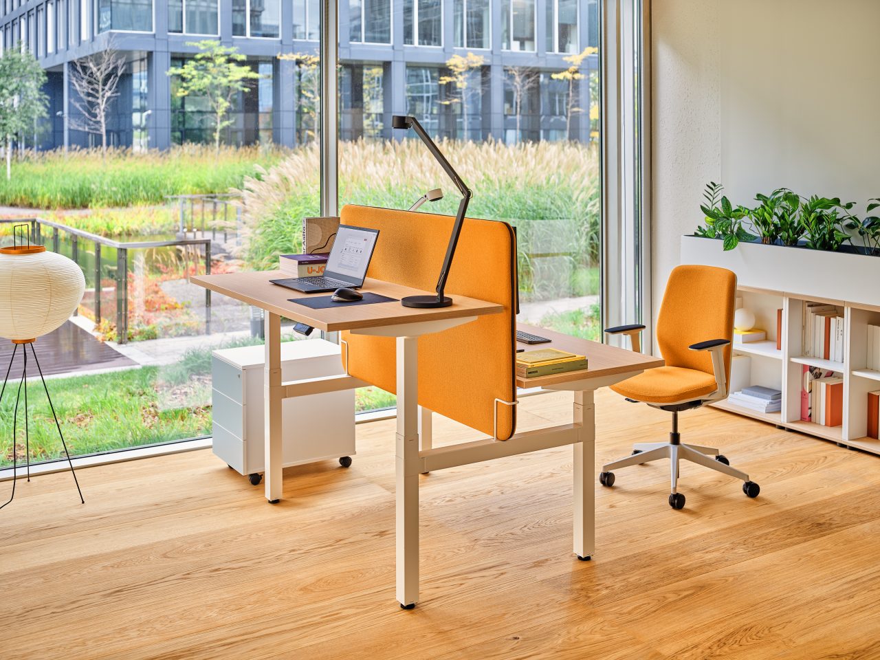 Eleganter Büroschrank Standard DN12 mit stilvollem Blumentopf, der eine lebendige Atmosphäre im Büro schafft und das Design aufwertet.