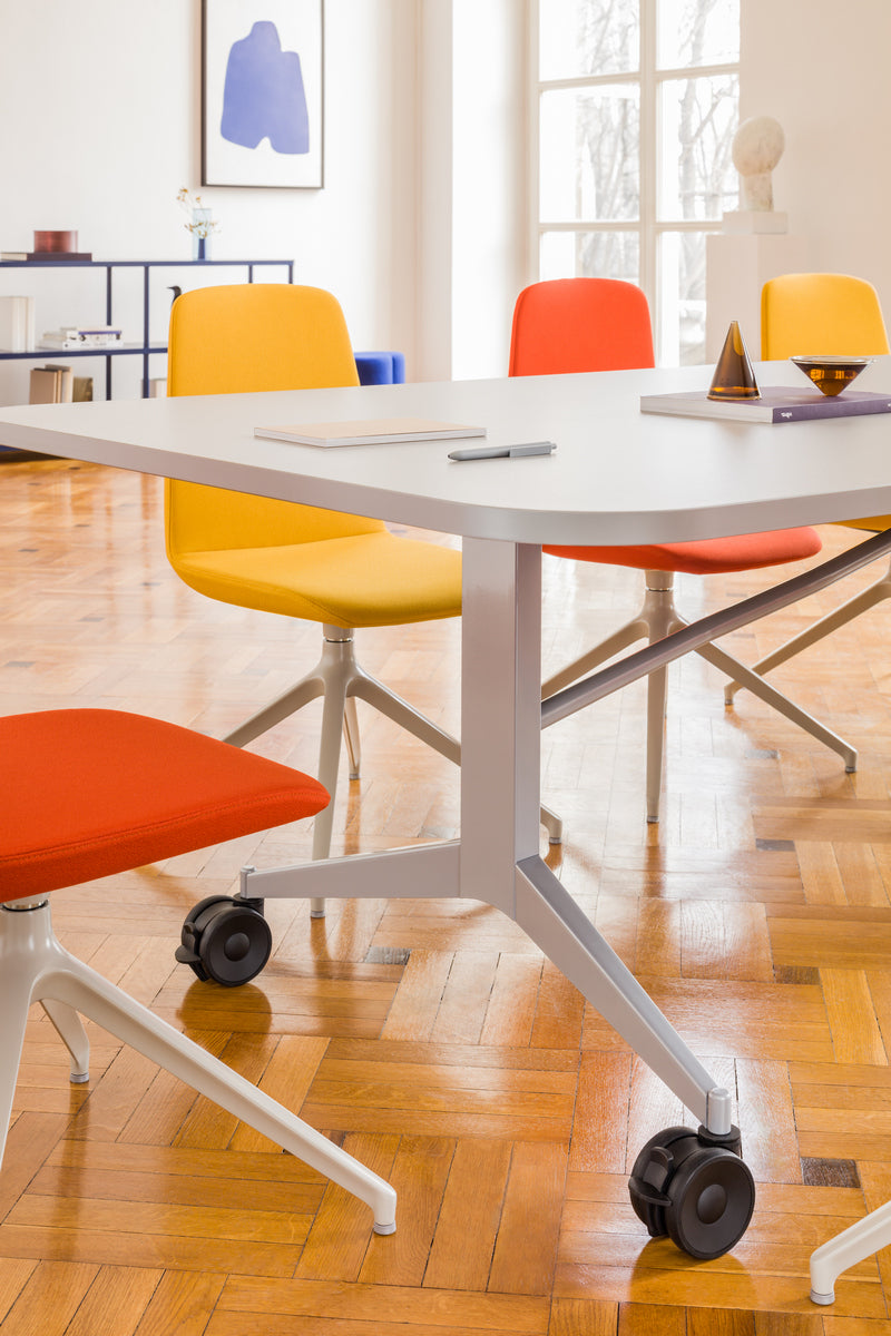 Vielseitiger Klapptisch Plex PXZ04 von Mdd, ideal für Meetings und Events, mit pflegeleichter, trocken abwischbarer Oberfläche.