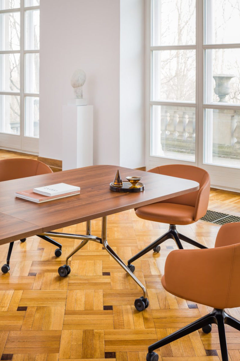 Moderner Klapptisch Plica PCP04 von Mdd, elegant in hellem Holz mit weißem Gestell, perfekt für vielseitige Konferenzräume und Meetings.