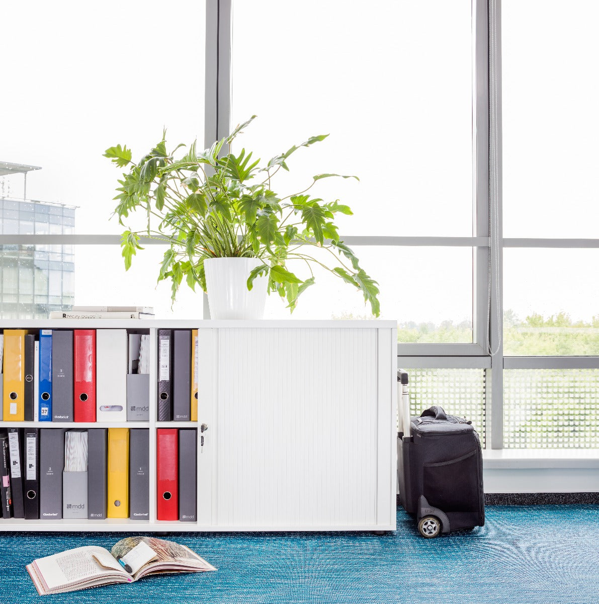 Moderner Büroschrank MEA2L05 von MDD, ausgestattet mit praktischen Jalousien und harmonischen Holzakzenten für eine stilvolle Arbeitsumgebung.