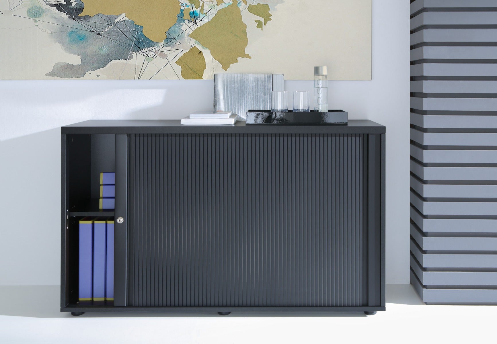Eleganter Jalousieschrank MEA2L05 von MDD, ideal für Büros, kombiniert Funktionalität mit ansprechendem Design und natürlichen Holzdetails.