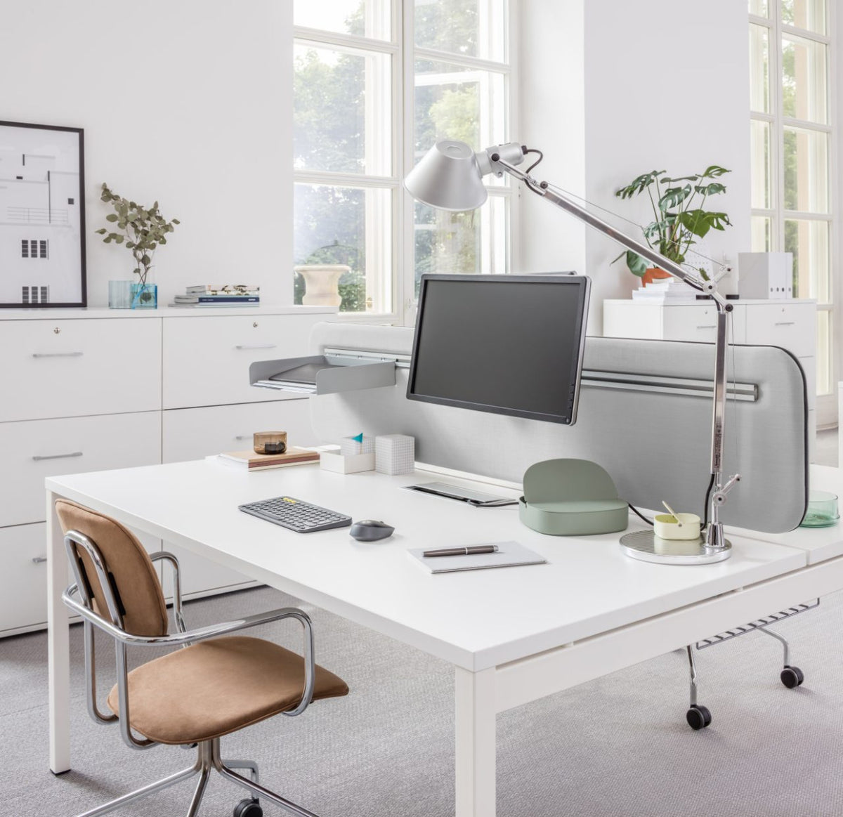 Elegantes Akustikpaneel Sonic ZPS612 in zeitgemäßem Grau, perfekt für Schreibtische, fördert eine ruhige Arbeitsumgebung und steigert die Produktivität.