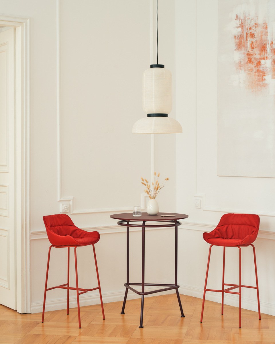 Barhocker Baltic Soft Duo von Mdd in Ziegelrot mit gepolstertem Sitz, gefälteltem Kissen, integrierten Armlehnen und 4-Bein-Metallgestell.