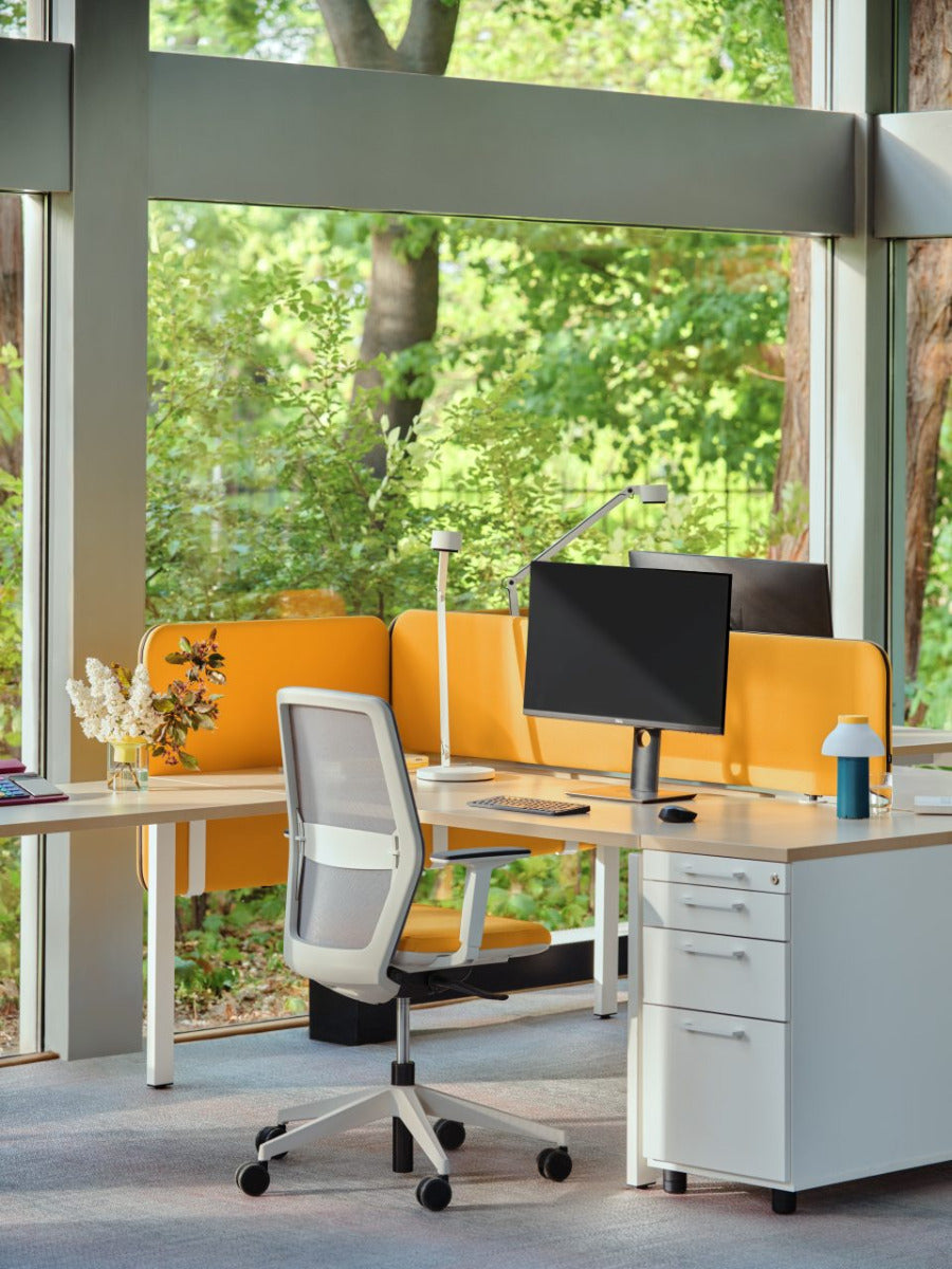 Moderne Akustikpaneele Sonic ZUS90 in ansprechendem Grau, perfekt für Schreibtische, verbessern die Akustik und verleihen jedem Büro einen eleganten Look.
