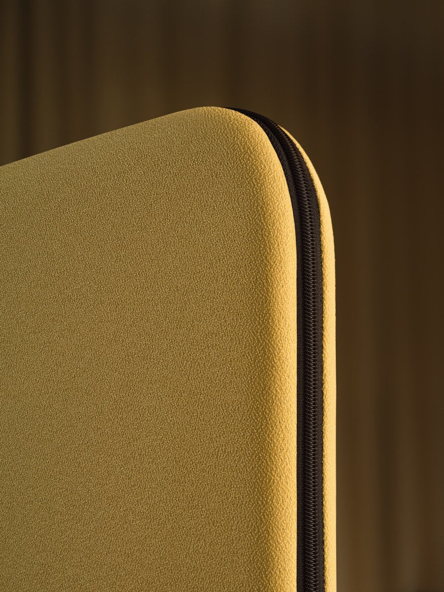 Freistehendes Akustikpaneel Sonic von Mdd in Gelb, gepolstert mit Holzrahmen, Metallfuss und Reissverschluss-Dekor in Anthrazit.