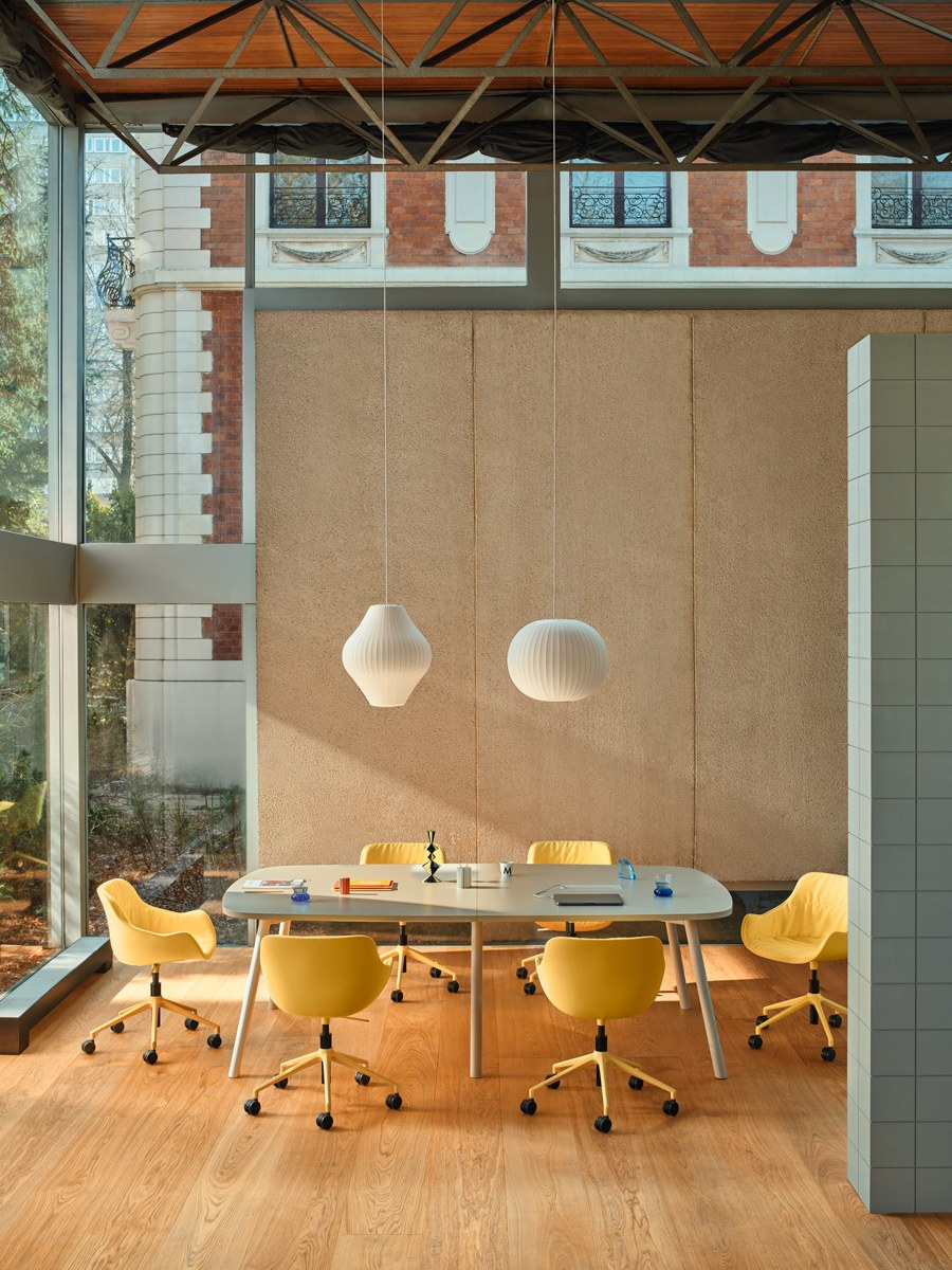 Bürostuhl Baltic Soft Duo von Mdd in Dunkelgrau mit gepolstertem Kunststoffschalensitz, gefälteltem Kissen und Aluminium-Drehfuss.