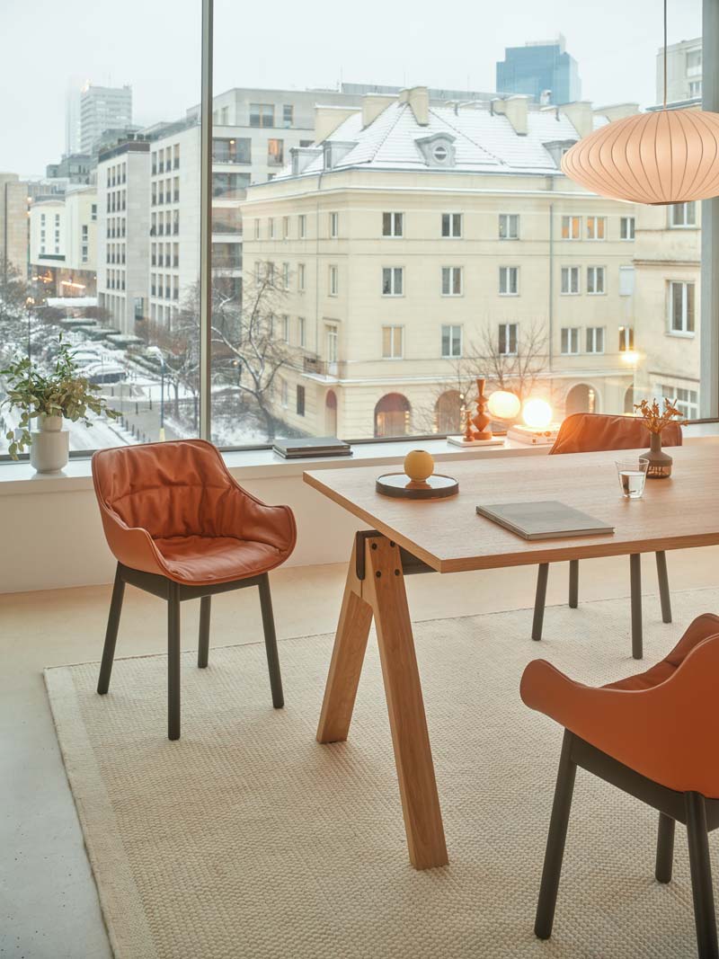 Stylischer Baltic Soft Duo BL5P14 Stuhl mit robuster Holzunterkonstruktion und bequemen Armlehnen, ideal für zeitgemäße Wohnräume.