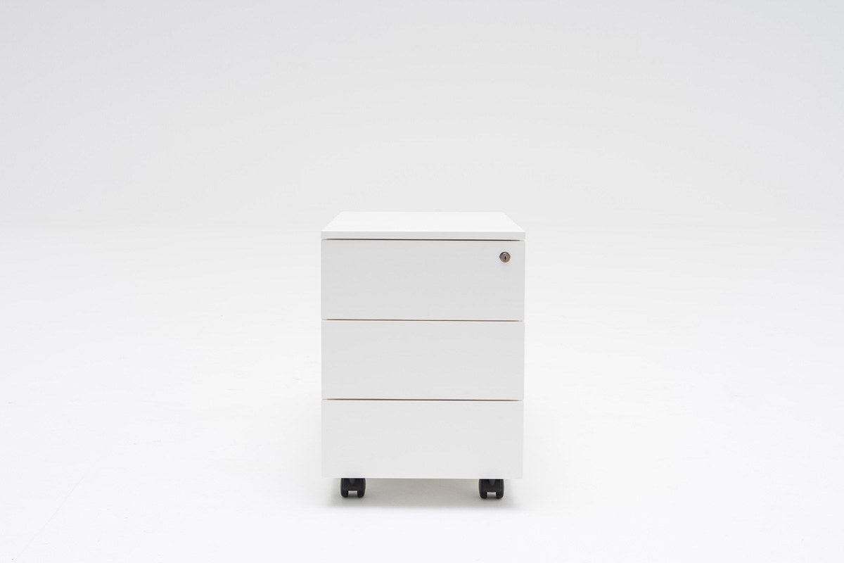 Rollcontainer der Standard-Serie von Mdd, Korpus und Oberplatte in Weiss Pastell, Front in Eiche Natur, mit Rollen und Aluminiumgriffen.