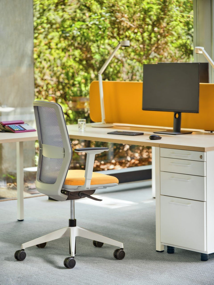 Eleganter Standcontainer KDT63 von MDD, ideal für die organisierte Ablage von Büromaterial und persönlichen Gegenständen im Büro.