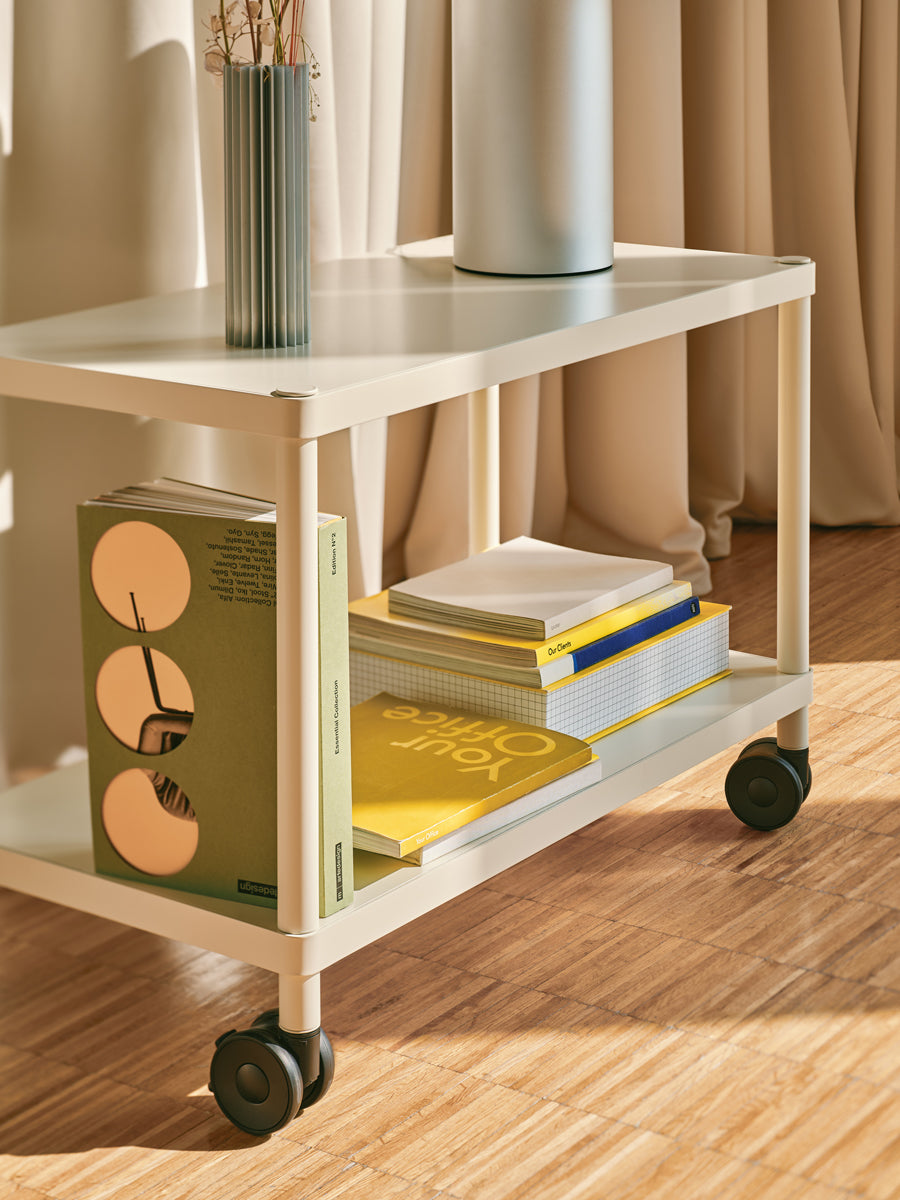 Modernes Standregal Stilt SIRS1 aus Holz und Metall, ideal für die ansprechende Präsentation von Wohnaccessoires und persönlichen Sammlungen.