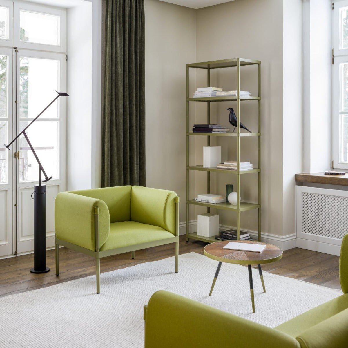 Elegantes Standregal Stilt SIRS1 aus Holz und Metall, perfekt für stilvolle Akzente und praktische Aufbewahrung in jedem Raum.