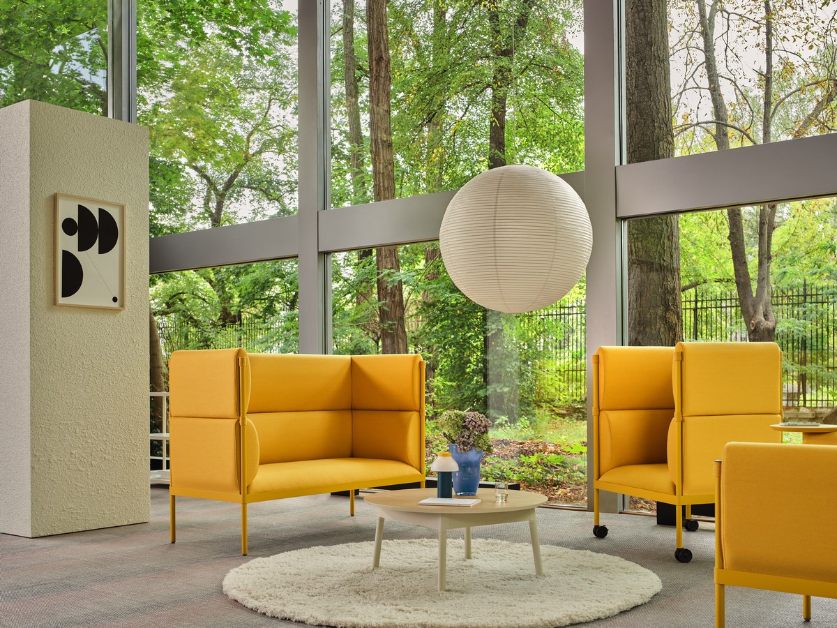 Dunkelgraues Hochlehner-Sofa Stilt von Mdd mit gepolsterter hoher Rückenlehne, Armlehnen und Stahlfussgestell im Innenraum.