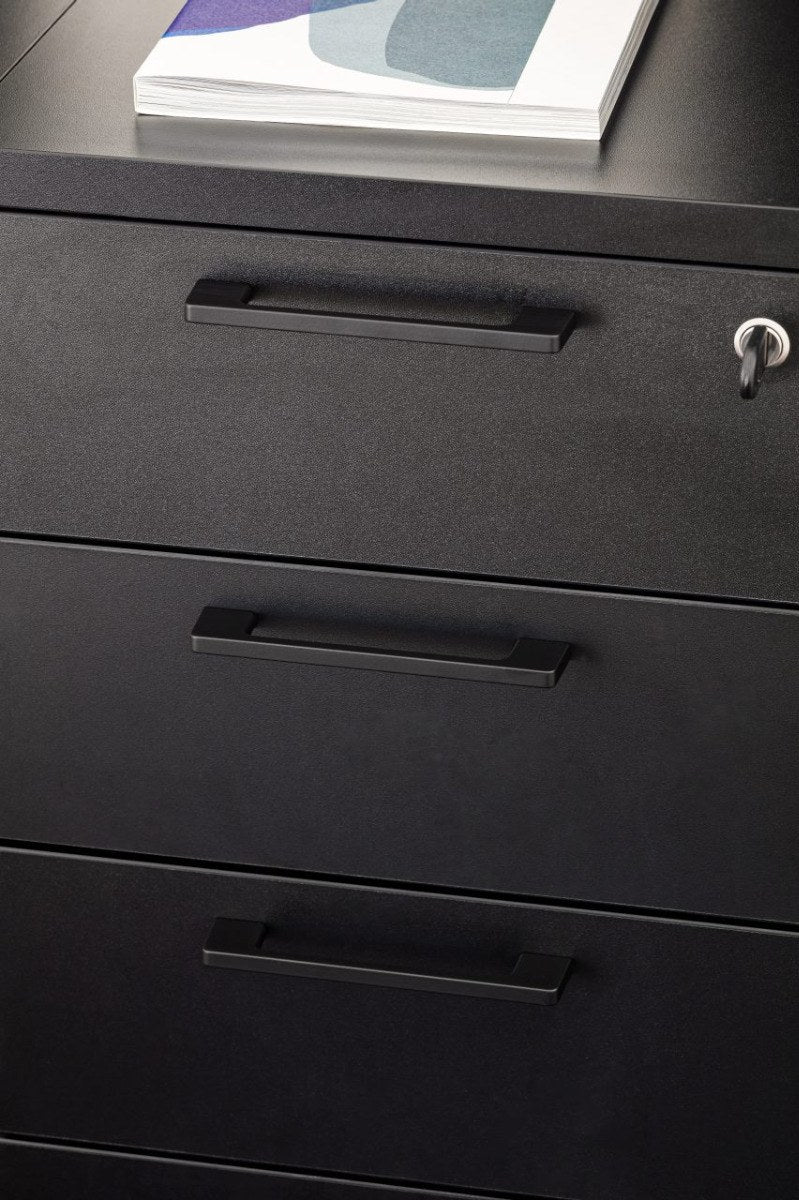 Schwarzer Standcontainer mit mehreren Schubladen, Melaminplatte, Aluminiumgriff und Rollen, freistehend im Büro.