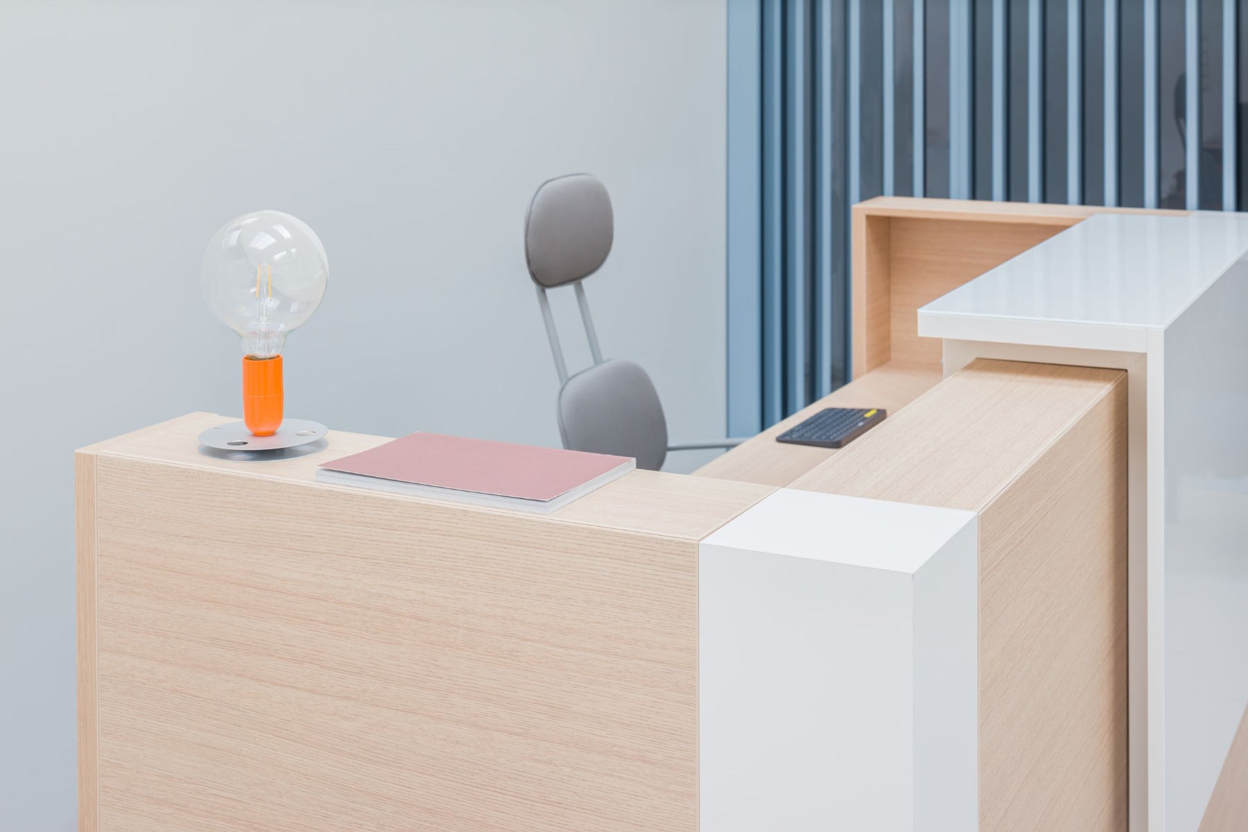 Modulare Empfangstheke TRA137L von MDD, stilvolle Kombination aus Grau und Holz, perfekt für professionelle Empfangs- und Besprechungsräume.