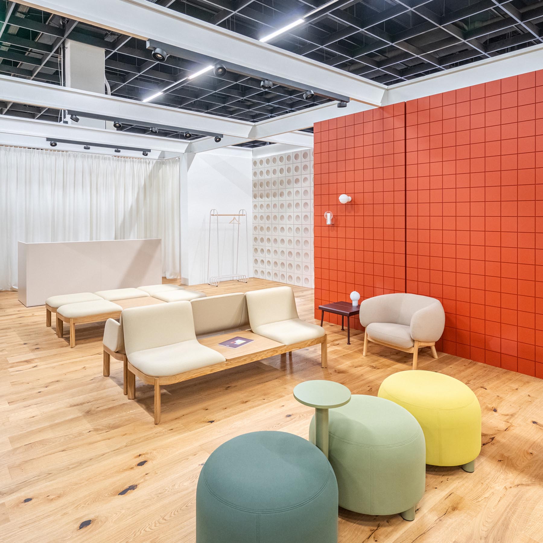Elegante Empfangstheke TRA137L von MDD, harmonische Verbindung von Holz und Grau, ideal für moderne Büros und Empfangsbereiche.