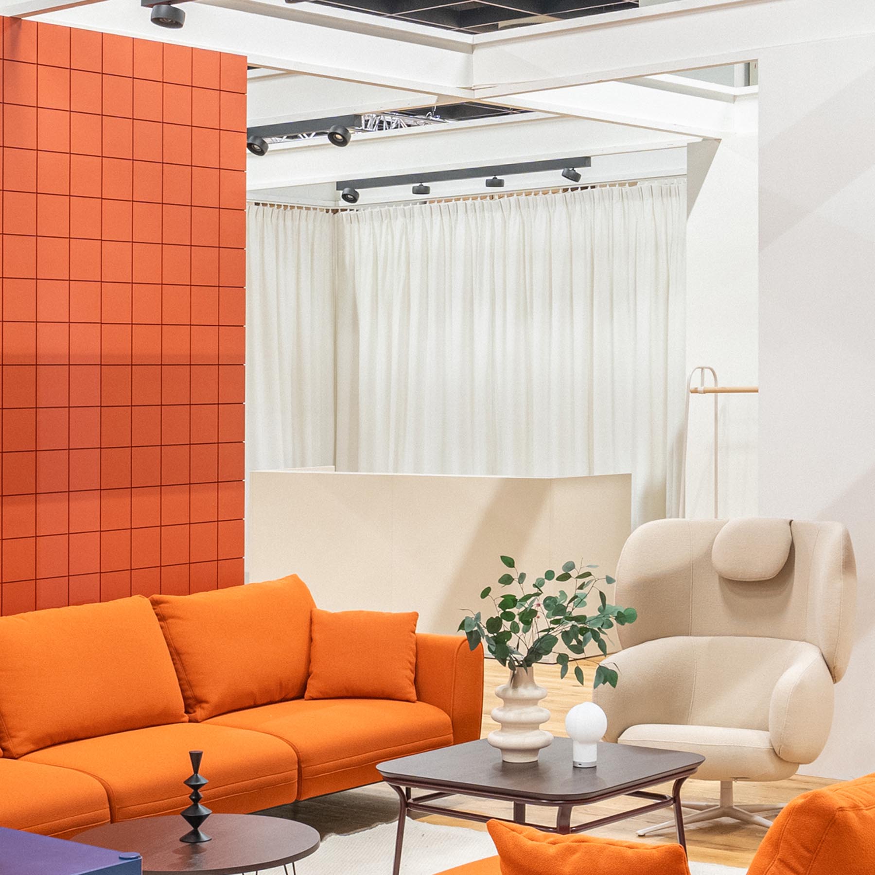 Modulare Empfangstheke TRA137L von MDD, stilvolles Design in Holz und Grau, perfekt für zeitgemäße Empfangsbereiche und Büros.