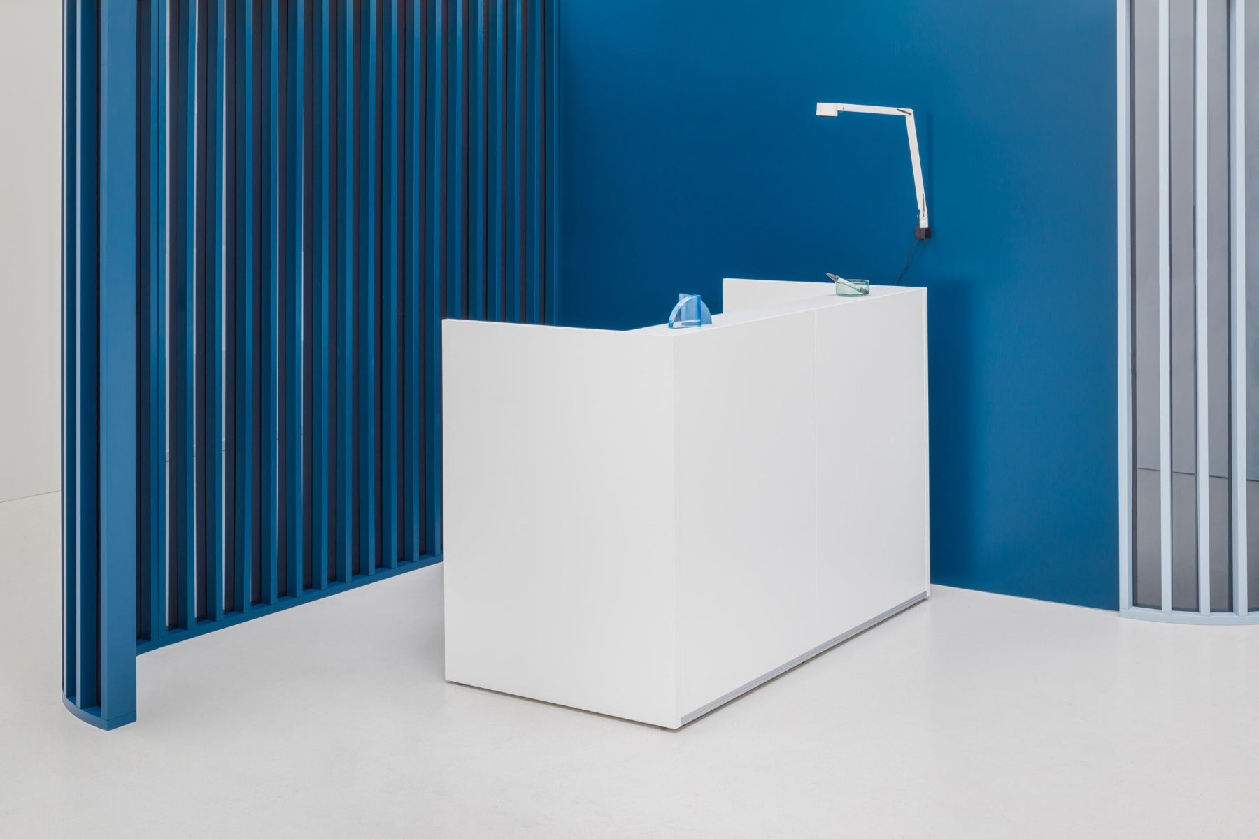 Modulare Empfangstheke TRA137L von MDD, stilvolles Design in Holz und Grau, perfekt für zeitgemäße Empfangsbereiche und Büros.