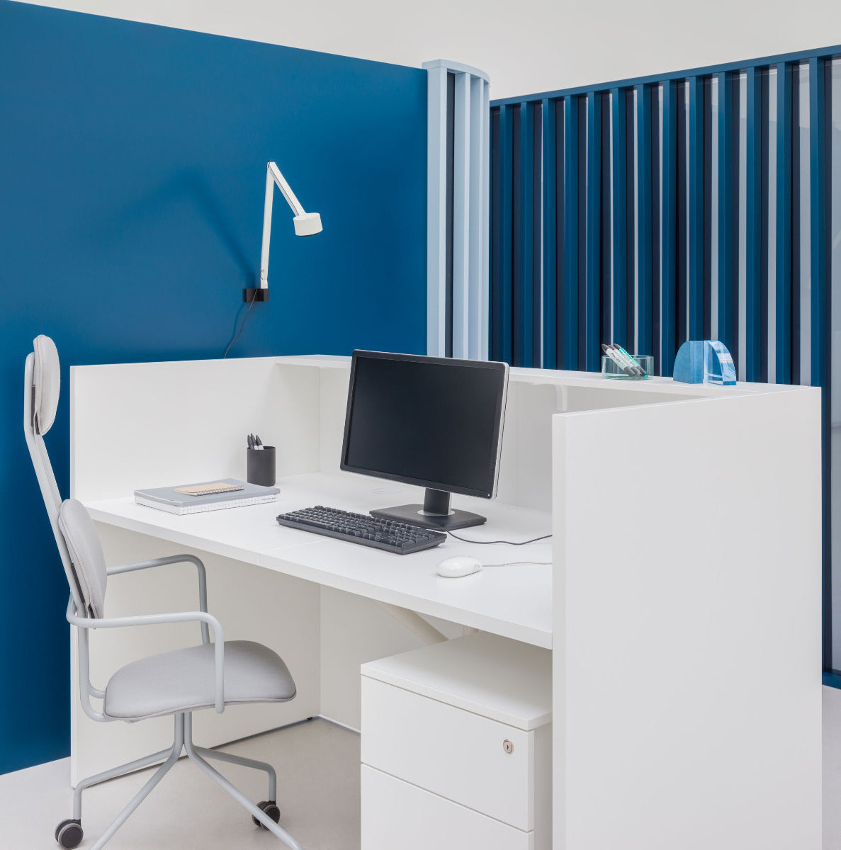 Elegante Empfangstheke TRA137L von MDD, kombiniert Holz und Grau für ein modernes Ambiente, ideal für professionelle Empfangsbereiche.