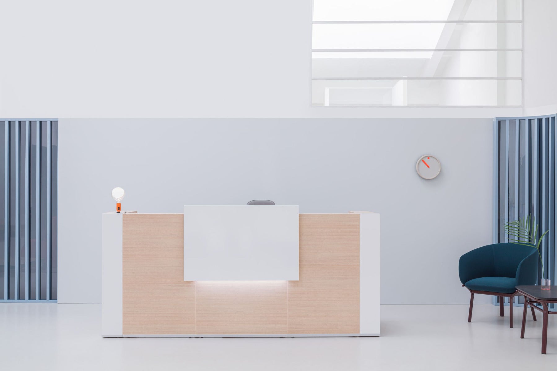 Modulare Empfangstheke TRA137L von MDD, stilvolles Design in Holz und Grau, perfekt für zeitgemäße Empfangsbereiche und Büros.