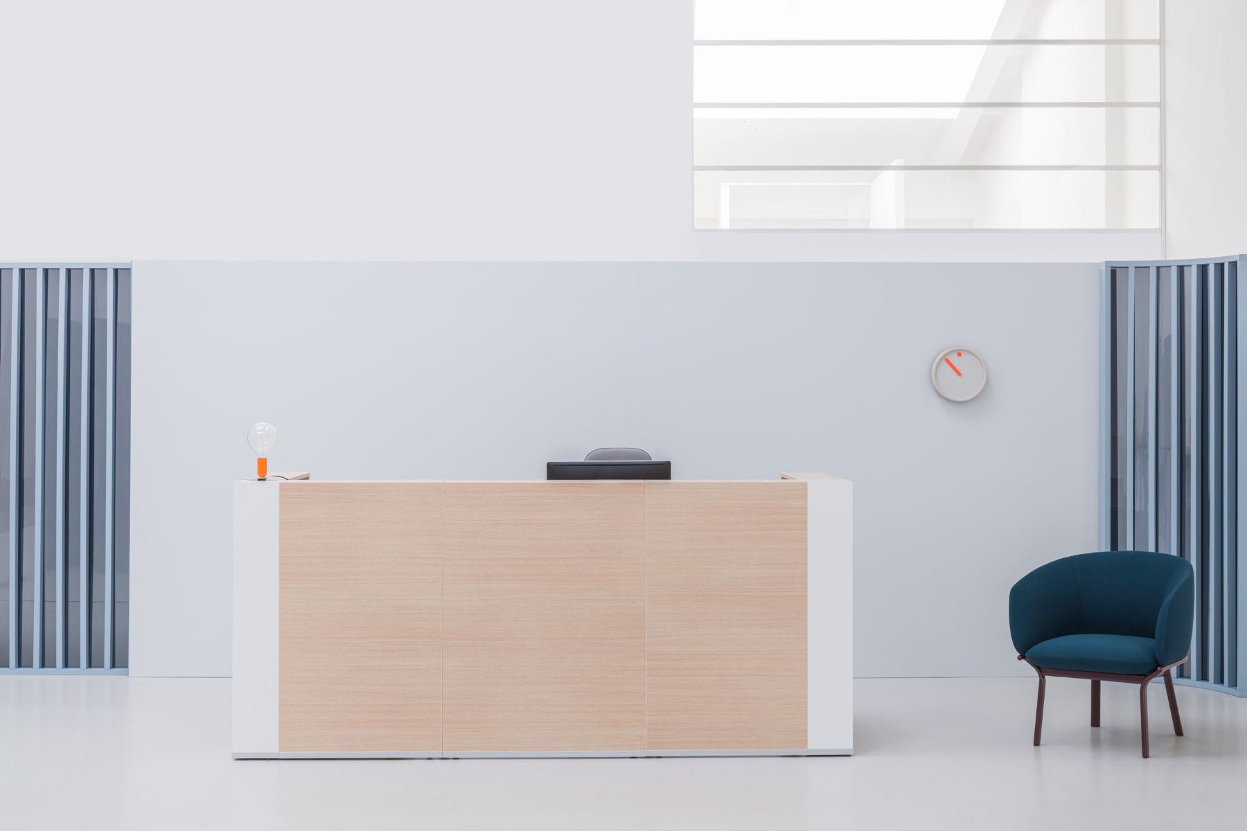 Modulare Empfangstheke Tera TRA27 von Mdd, ideal für moderne Arbeitsumgebungen, vereint Funktionalität und ansprechendes Design.