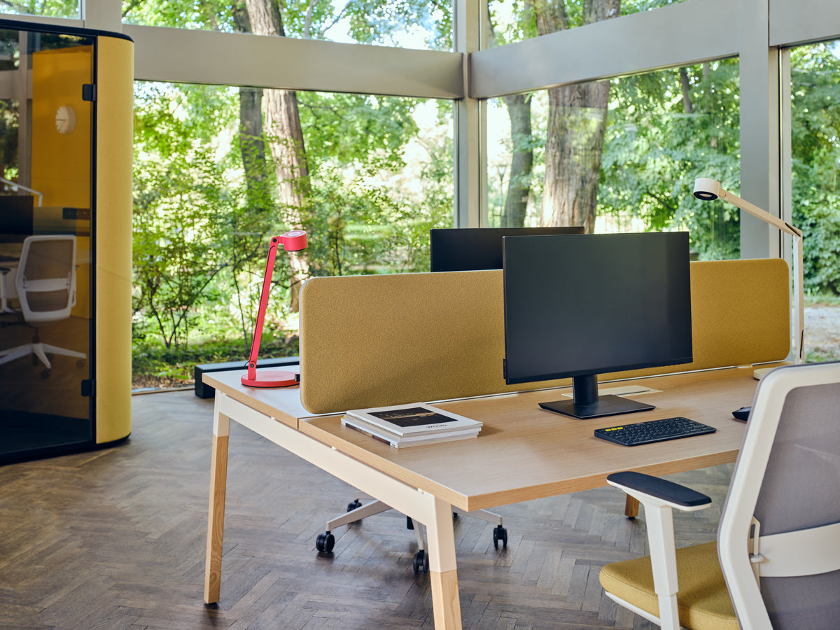 Elegantes Twin ZUT36 Paneel mit natürlicher Holzoptik, ideal für moderne Büros und zur individuellen Gestaltung von Arbeitsplätzen.