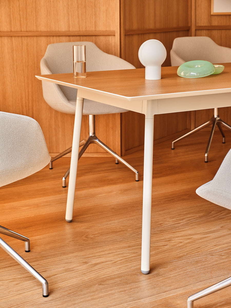 Eleganter Drehstuhl Ultra UFPP19 von Mdd mit glänzendem Aluminiumgestell und komfortabler Sitzfläche – perfekt für stilvolle Büros.