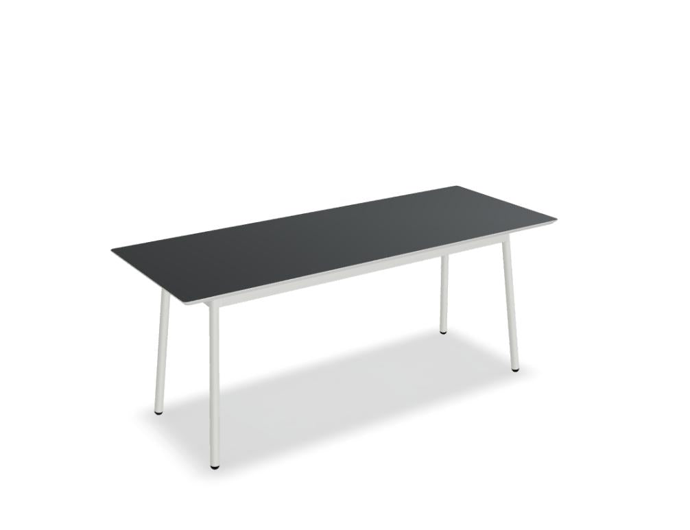 Esstisch Unit von Mdd mit schwarzer matter FENIX-Tischplatte, Metallgestell mit Aluminiumprofil und schwarzen Kunststofffüssen.