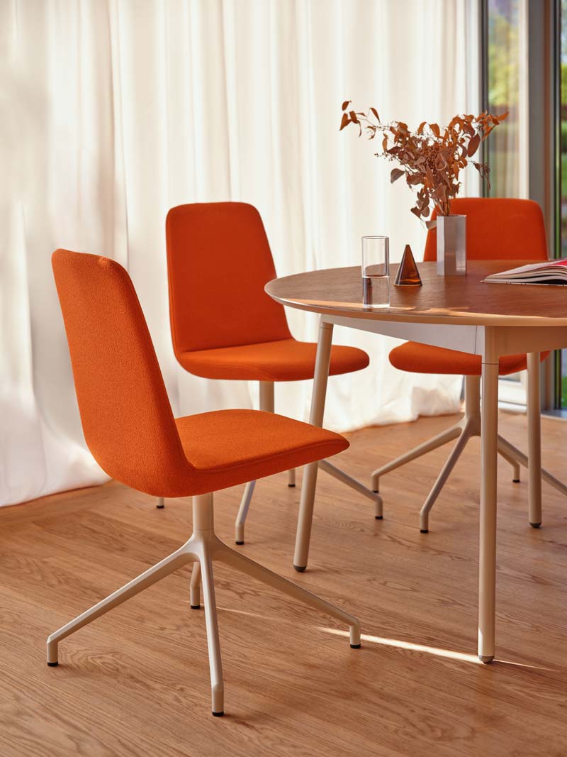 Runder Cafeteriatisch Unit von Mdd mit Tischplatte in FENIX Schwarz Matt, Metallgestell und Kunststofffüssen in Schwarz.