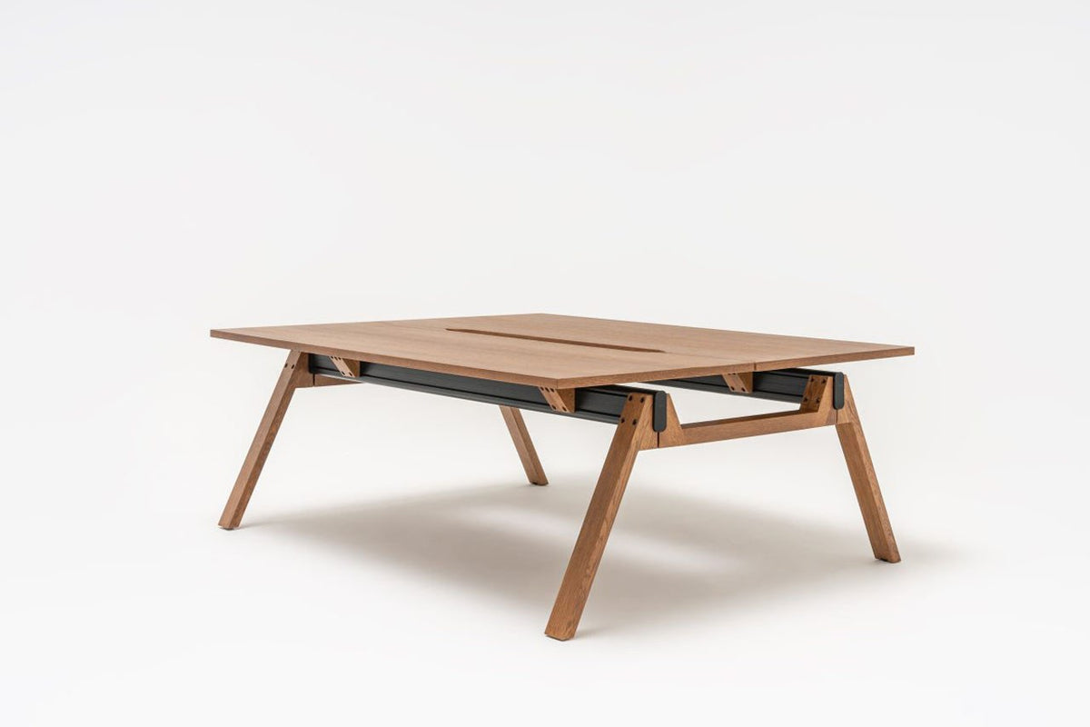 Doppelschreibtisch Viga von Mdd in Dunkle Walnuss mit Aluminiumgestell und Füssen aus Naturholz Eiche, für zwei Arbeitsplätze im Büro