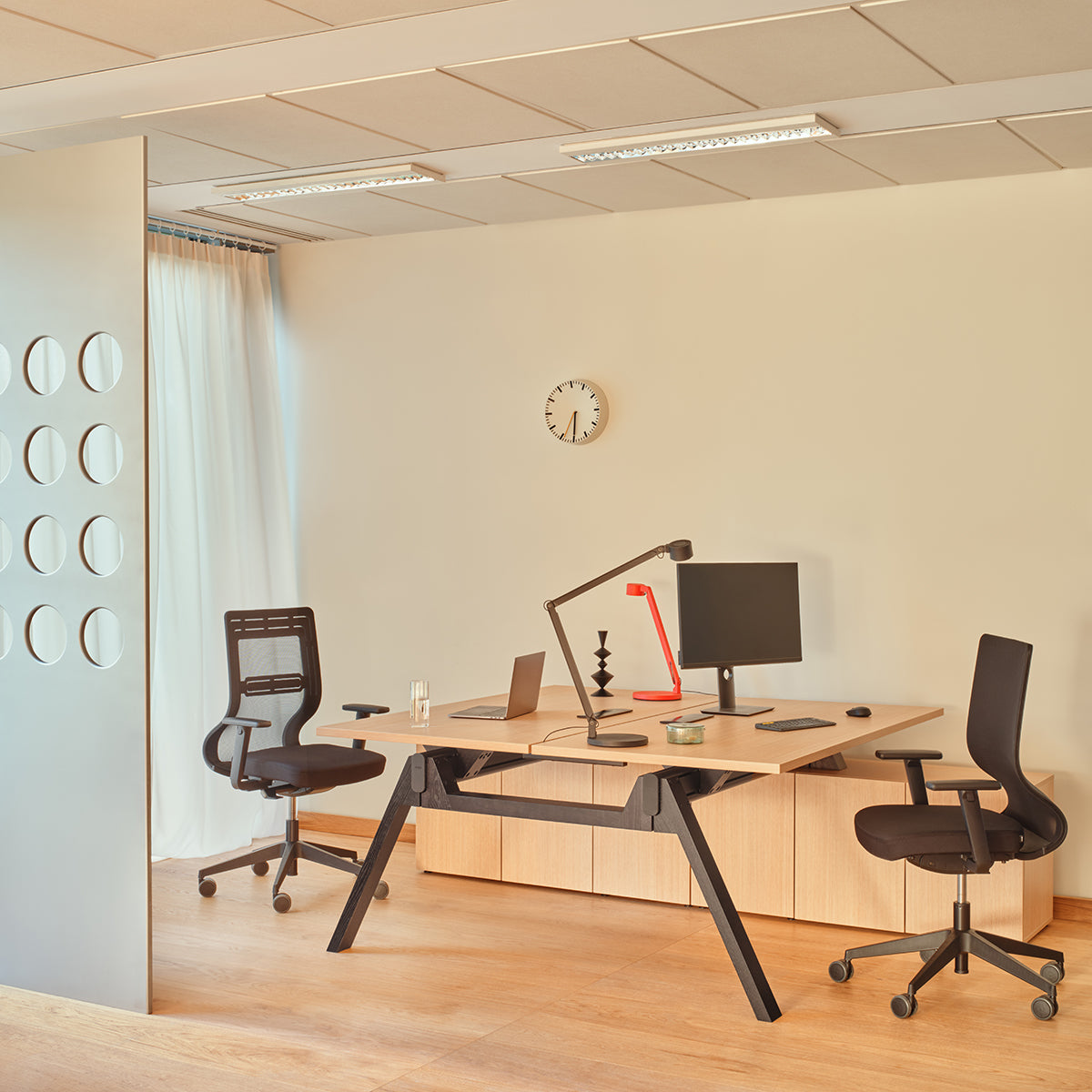 Moderner Doppelschreibtisch Viga V2024 von Mdd, ausgestattet mit einem eleganten Managerschrank und viel Platz für effizientes Arbeiten.